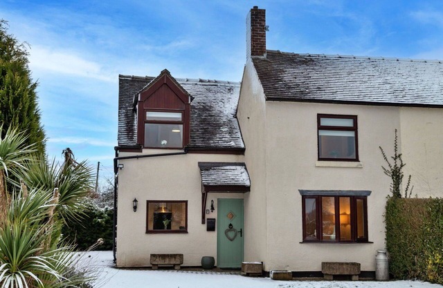 Stunning villa for 6 guests with WIFI, pets allowed and parking