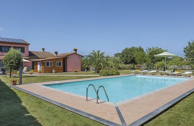 Stunning villa for 8 people with WIFI, hot tub, A/C, pool, TV, patio and parking