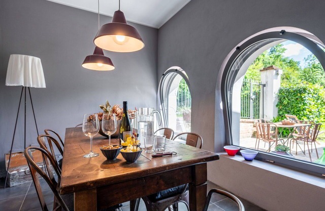 Stunning villa for 9 people with WIFI, TV, pets allowed and parking