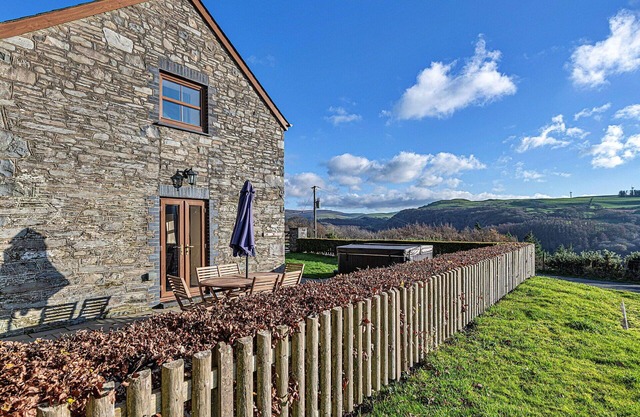 Stunning villa for 6 people with hot tub, WIFI, TV, pets allowed and parking