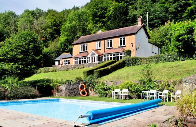 Stunning villa for 14 guests with WIFI, private pool, terrace, pets allowed and parking