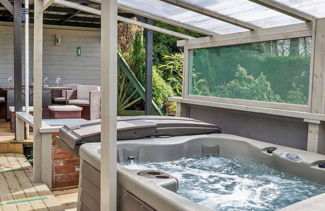 Stunning villa for 2 people with WIFI, hot tub, TV, terrace and parking