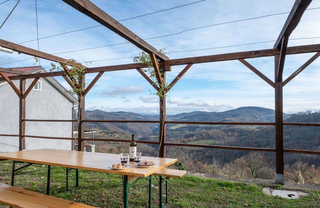 Stunning villa for 7 people with WIFI, hot tub, TV, patio, pets allowed, panoramic view and par.