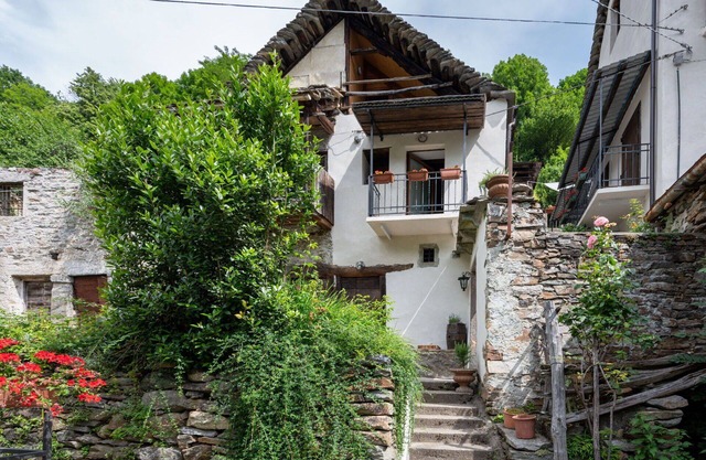 Stunning villa for 2 people with TV, terrace, pets allowed and parking