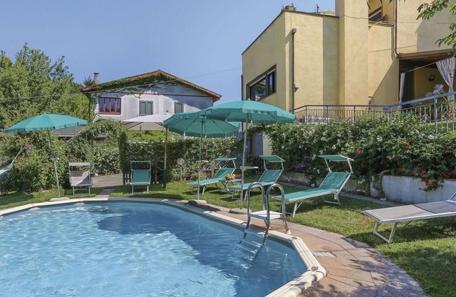 Stunning villa for 8 guests with private pool, WIFI, TV, terrace, pets allowed and parking