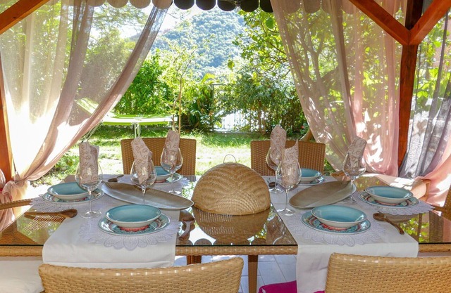 Stunning villa for 6 guests with WIFI, TV, patio, pets allowed and parking
