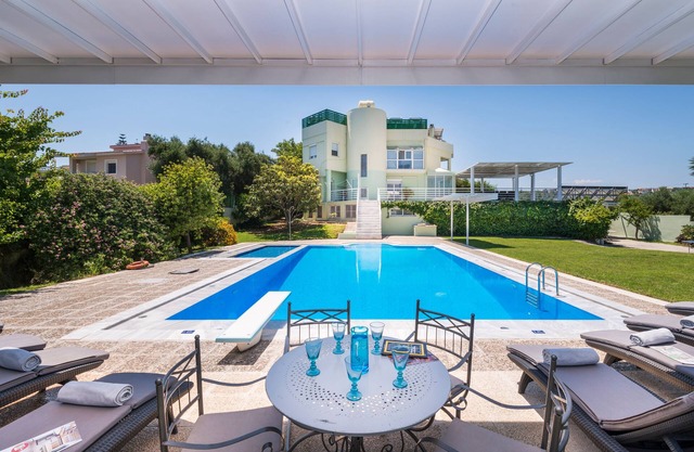 Stunning villa for private Escape/Create priceless memories! large private pool