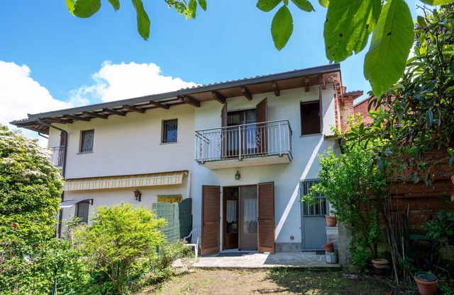 Stunning villa for 8 guests with TV, balcony, pets allowed and parking