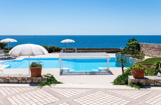 Stunning Villa with pool and direct access to the sea