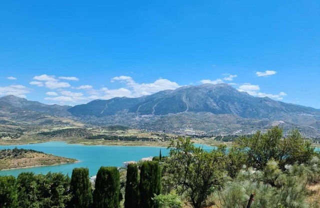 Stunning Villa with a Private Pool, Panoramic views of Lake Vinuela