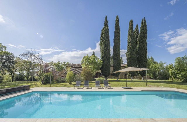 Stunning villa with A/C, pool, WIFI, TV, veranda, pets allowed and parking, close to San Gimign.