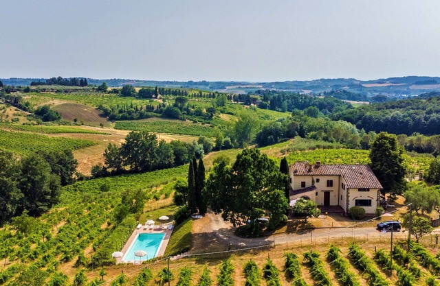 Stunning villa with WIFI, private pool, TV, patio, pets allowed, panoramic view and parking