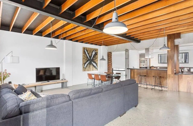 Stunning Warehouse Pad Moments from the Waterfront