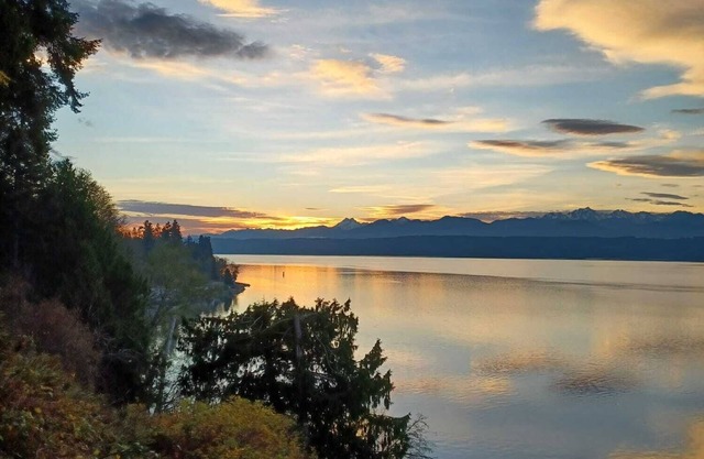 Stunning Water - Mountain View at the Edgewater Bluff Retreat