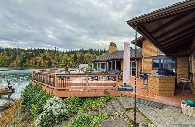 Stunning Waterfront Home, w/Private Hot Tub, Private Swimming area, & Fire pit!
