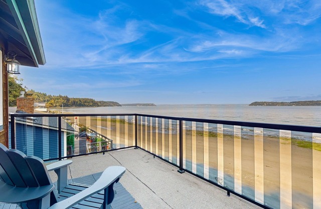 Stunning waterfront townhouse with private deck, full kitchen & water views
