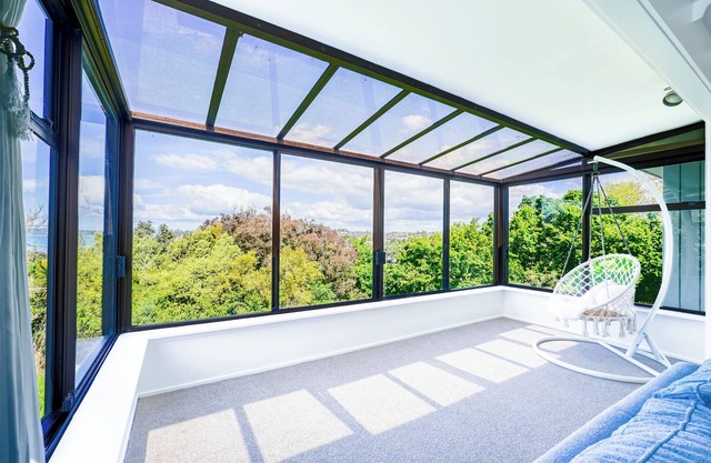 Stunning Waterfront Villa in Bucklands Beach