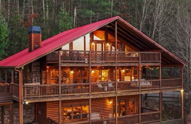 Stunning YR mountain views 15 mins from it all with fireplaces, hot tub & pets!