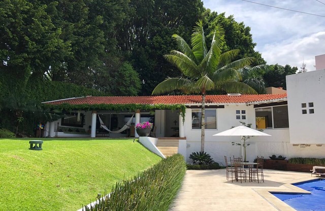 Stunnishing House in Cuernavaca with 20 people accommodation.