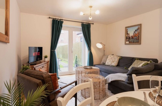 Stylish Pet Friendly 2 BR Home, with Free Parking - 10 minutes from Chester City Centre