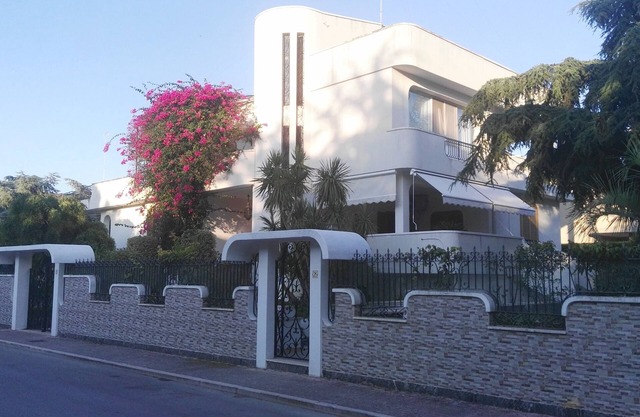 Style and relaxation a stone's throw from the sea, private parking included