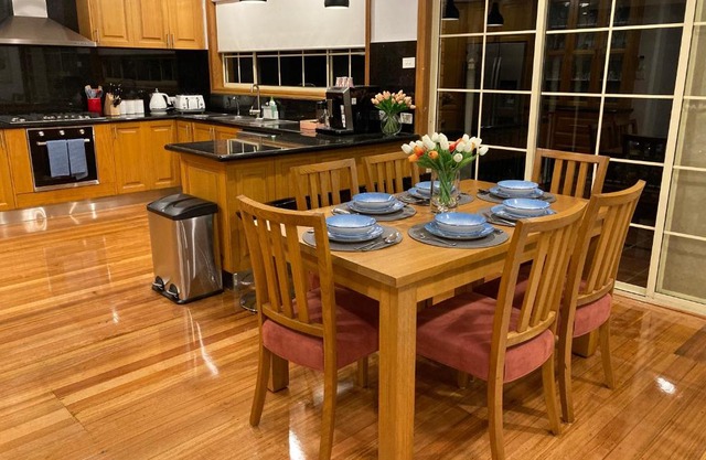 Style/Comfort/Spacious 4 bedroom house plus study