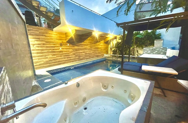 Style & Design Loft: 2 PRIVATE JACUZZIS, POOL, TERRACE, GRILL!