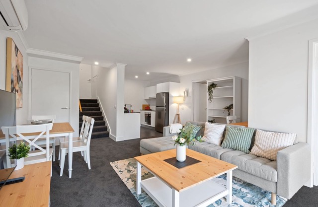 Stylish 1-Bed Apartment with Balcony & Pool Access