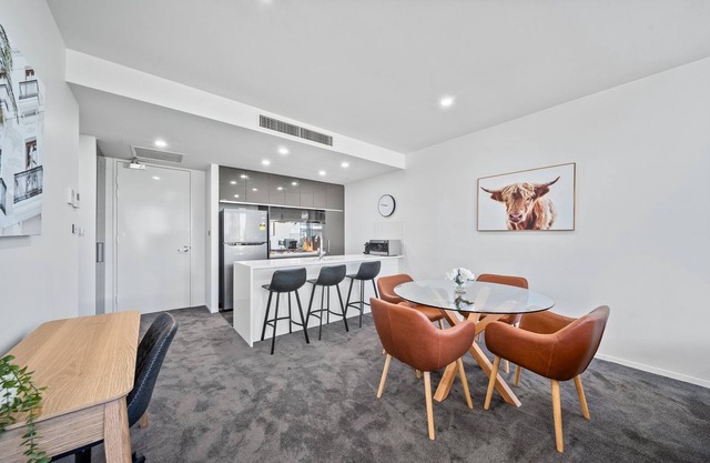 Stylish 1-Bed Retreat Steps from Foreshore