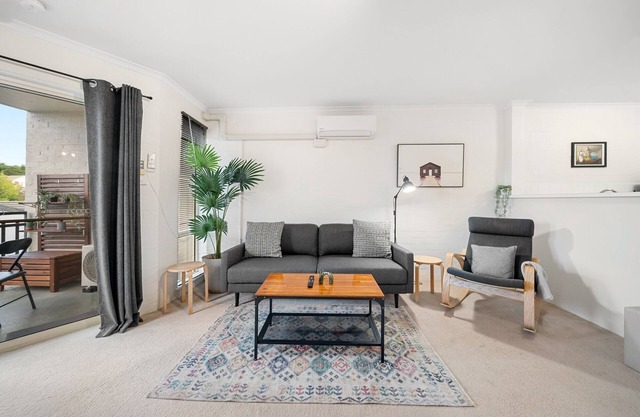 Stylish 1-Bed Stay with Balcony & Study