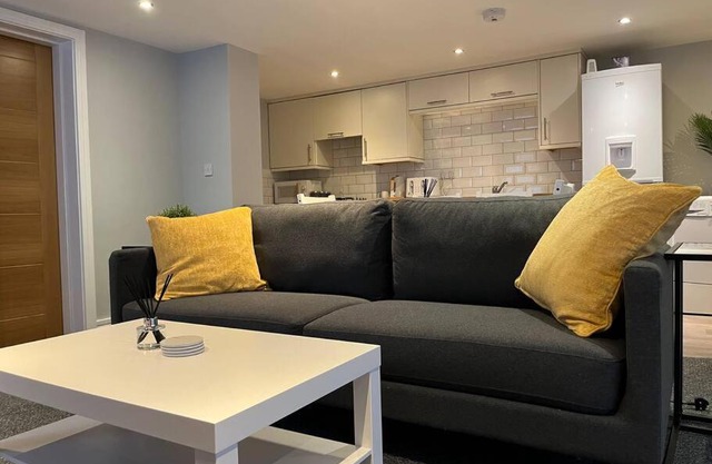Stylish 1 Bedroom, 2 bed Basement Flat With Free Parking