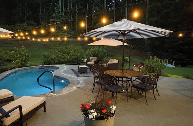 Stylish 1-bedroom private entrance to basement apt with pool access