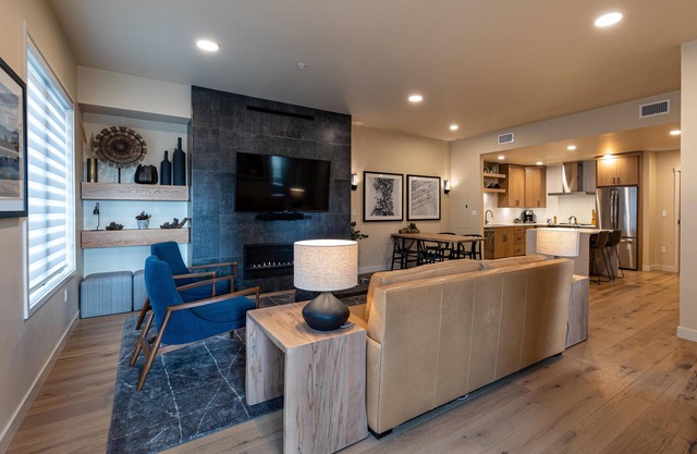 Stylish 1 BR Condo in The Village| Ideally located