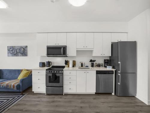 Stylish 1BR Condo in Prime Location with Parking and Wi Fi