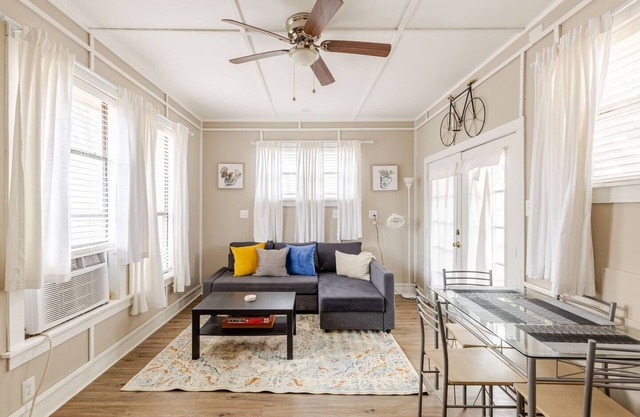 Stylish 1BR Retreat in Historic Arlington - Walkable Location!