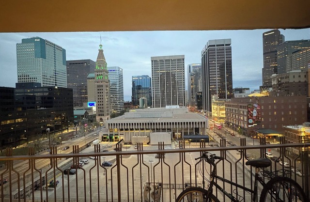 Stylish 1BR w/Patio Skyline Views, Pool, Gym & Work/Meeting Amenities