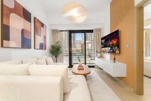 Stylish 1BR with Netflix Pool & Gym Access