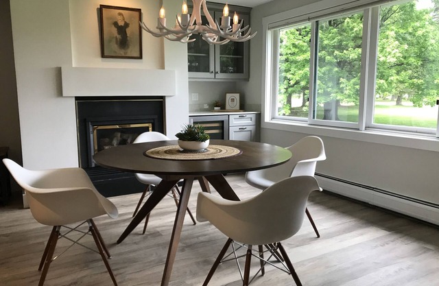 Stylish 2 bdrm/2 bath: named "The best small condo in Stowe"