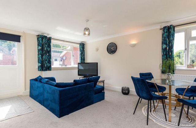 Stylish 2 bed apartment in Horsham by 247Lets