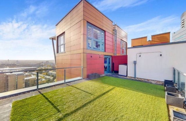 Stylish 2 Bed Penthouse with private roof top terrace in Canary Wharf