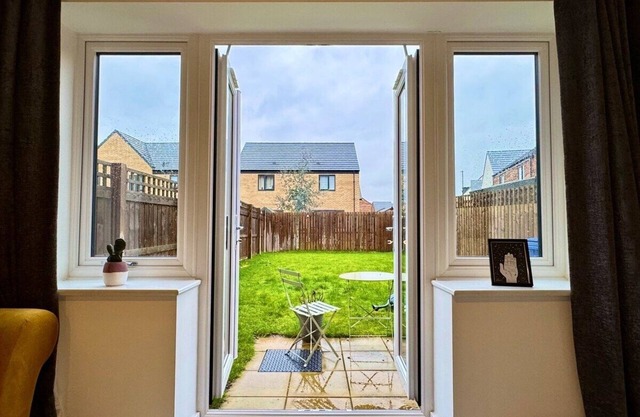 Stylish 2 Bedroom Home Near Lake | Free Parking