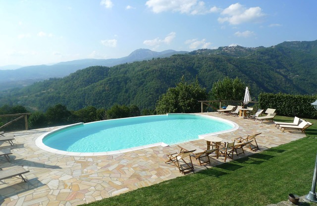 Stylish 2 bedroom house, infinity pool, Wi-Fi, village and restaurant 2 min walk