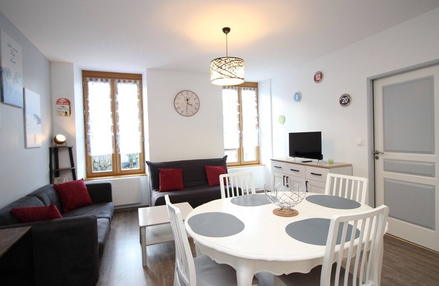 Stylish 2-Bedroom Apartment in Renovated Building with Parking - Mont-Dore, Near Thermal Baths