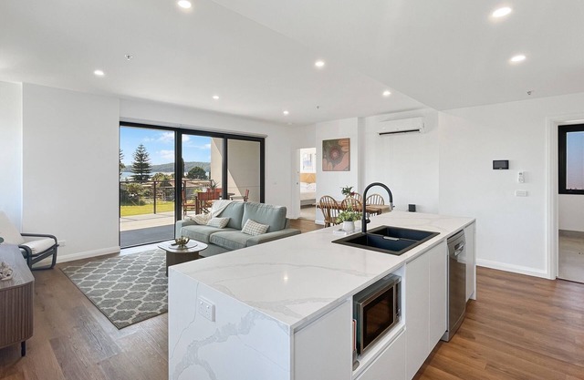 Stylish 2 Bedroom Near Shops and Coastal Trails