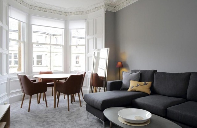 Stylish 2 Bedroom Bruntsfield Apartment in Edinburgh