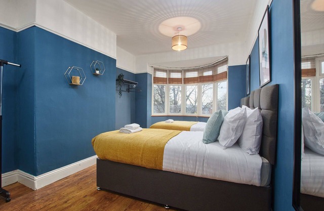 Stylish 2 Bedroom Flat - Parking