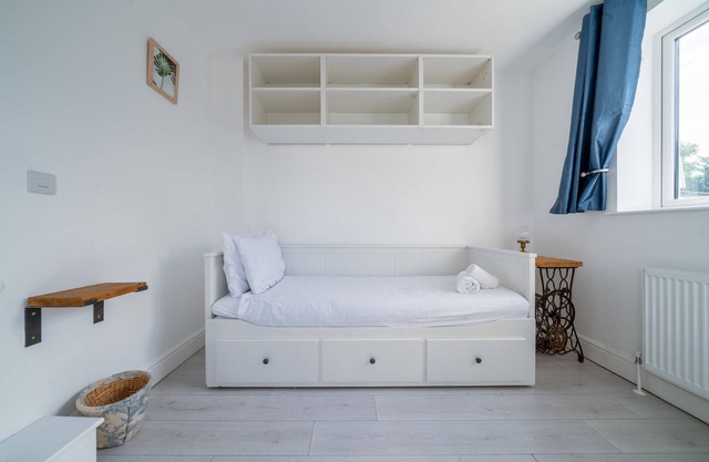 Stylish 2 Bedroom Near Heathrow with Free Parking