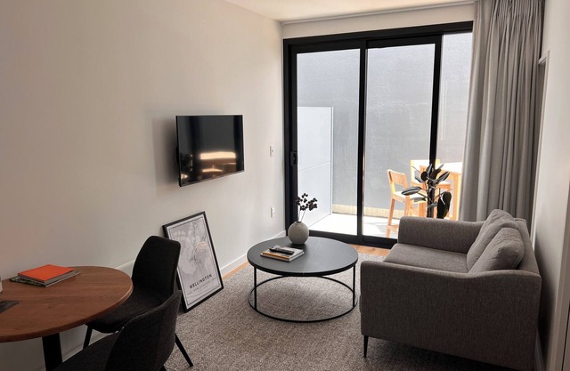 Stylish 2 bedrooms townhouse in central Wellington (with free car park)