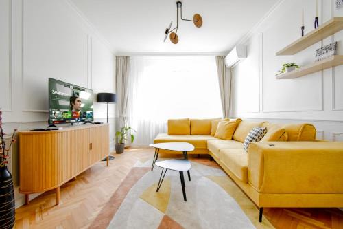 Stylish 2BD with Balcony & Desk near Vitosha Blvd
