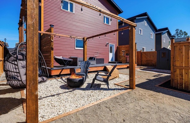 Stylish 2BR, 2.5BA house w/movie room, patio, BBQ + fire pit. Lovely + quiet.